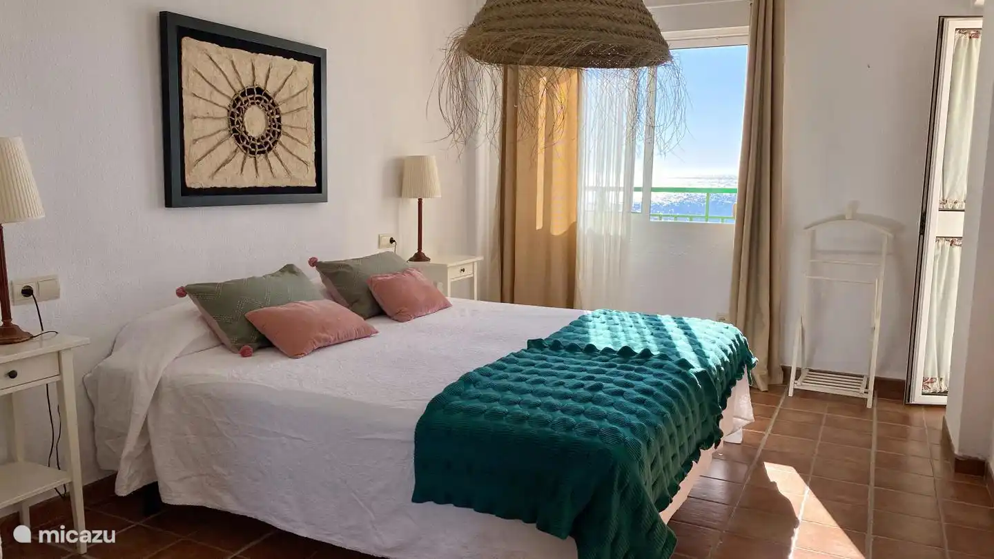 Hoofdslaapkamer met uitzicht op zee.