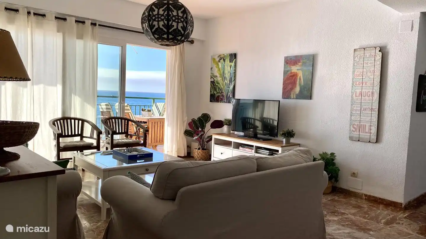 Woonkamer met uitzicht en toegang tot het terras.