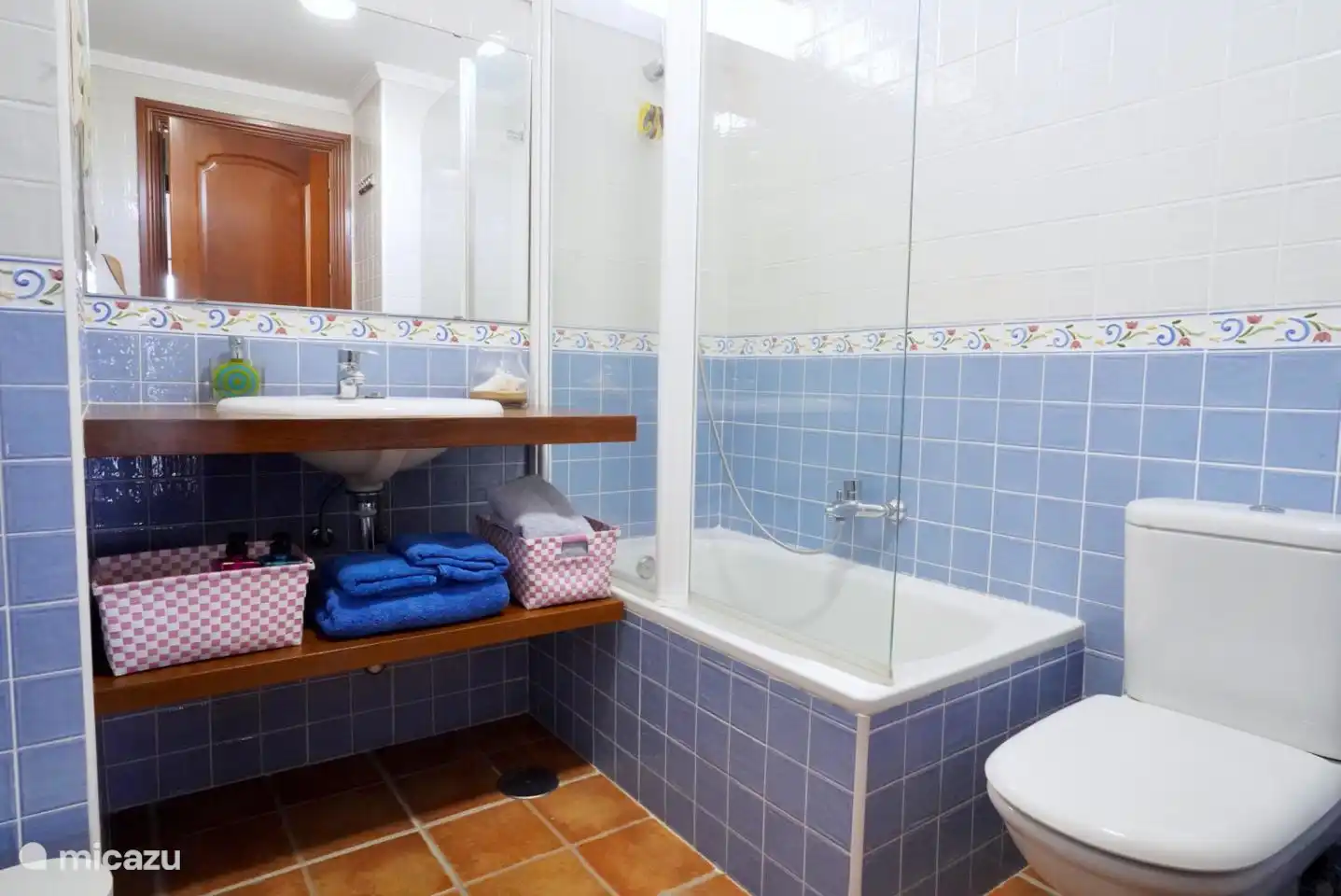 Badkamer met ligbad.