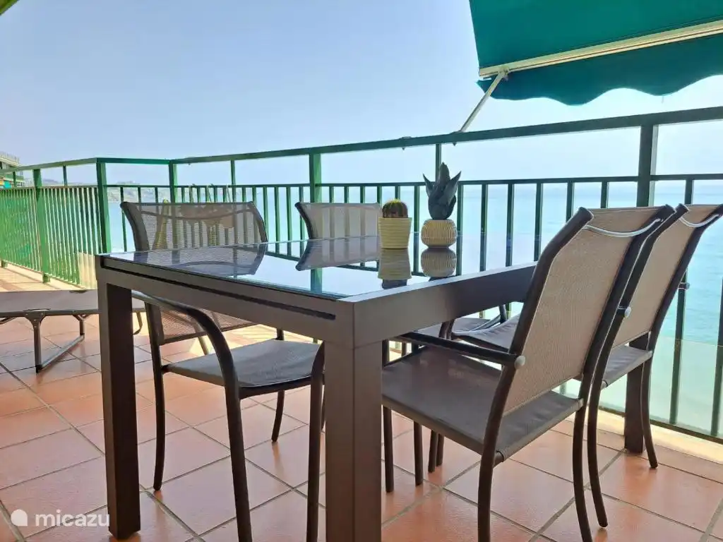 Tafel op het terras met uitzicht