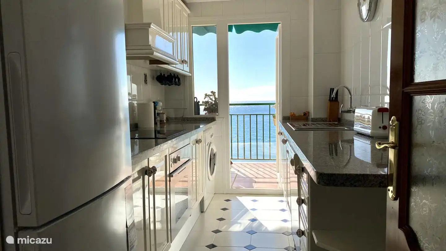 Volledig ingerichte keuken met uitzicht op zee