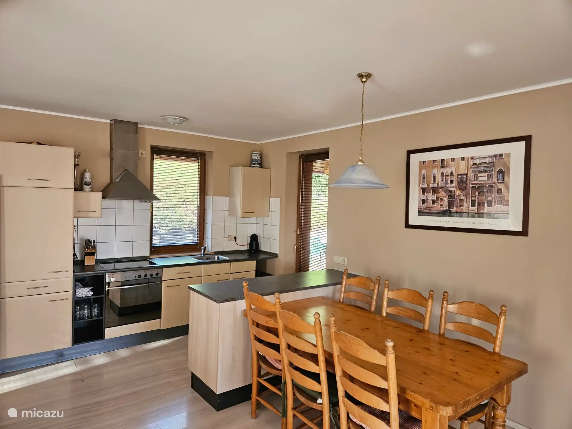 Cocina con mesa de comedor