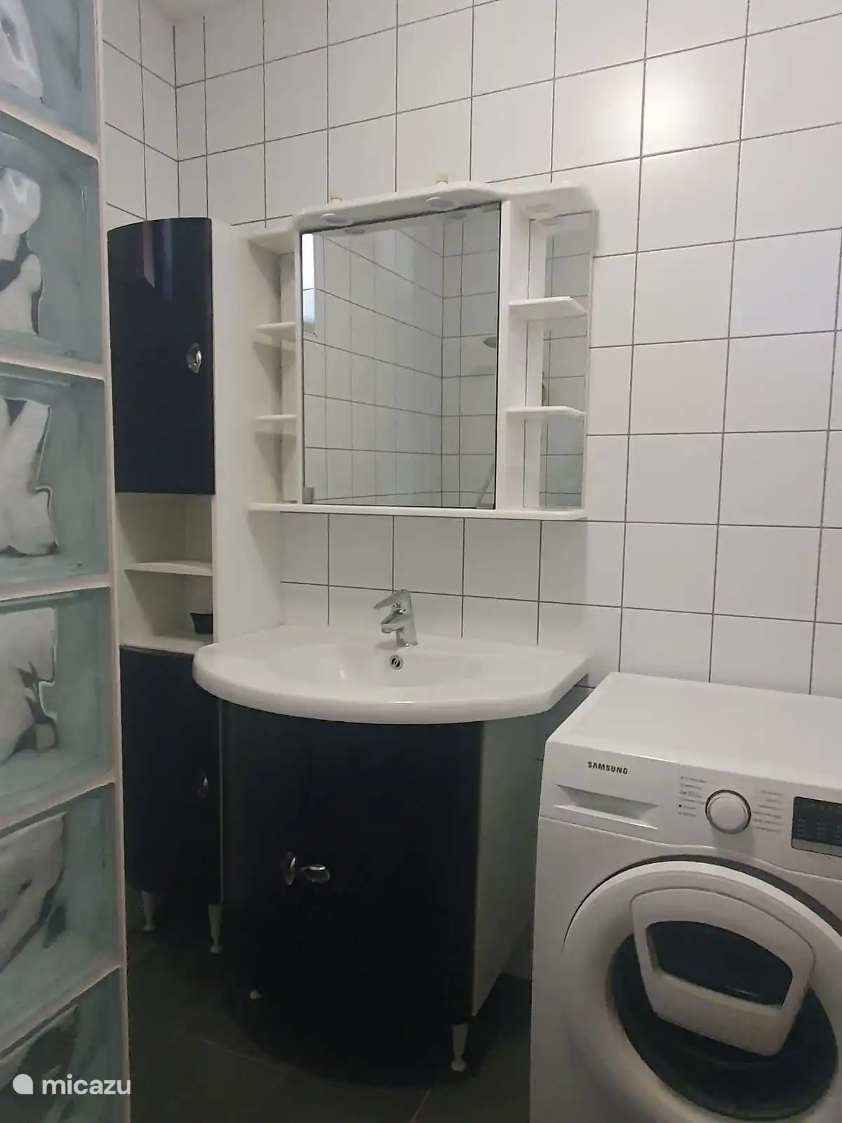 Tocador y lavadora en el baño