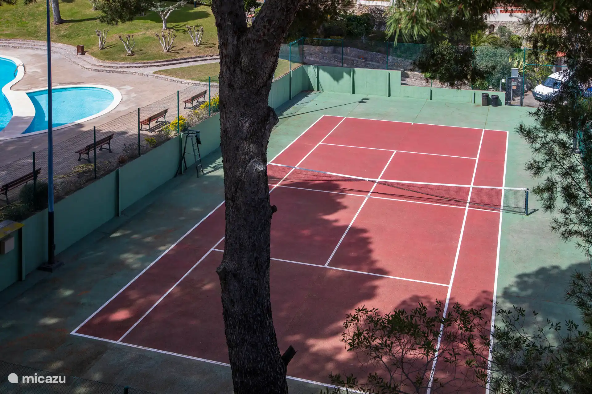 Tennisbaan, toegankelijk voor gasten, tegen kleine vergoeding