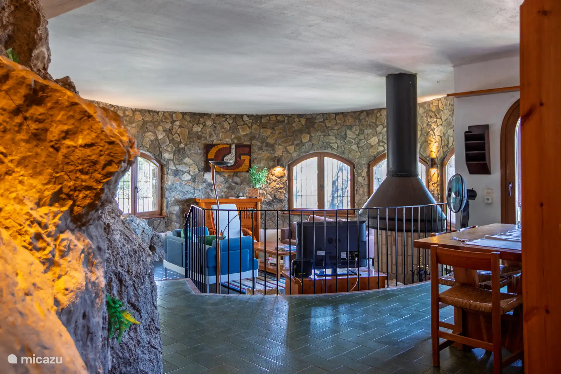 Woonkamer met open haard en 360 graden uitzicht