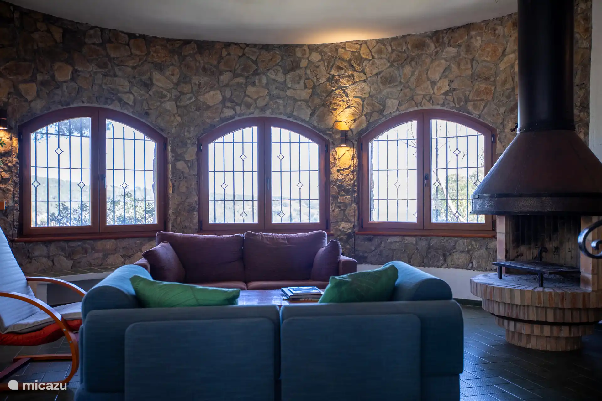 Gezellige woonkamer met rondom uitzicht