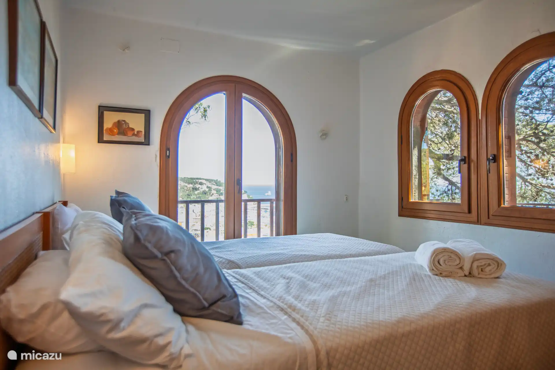 Master bedroom met uitzicht op zee