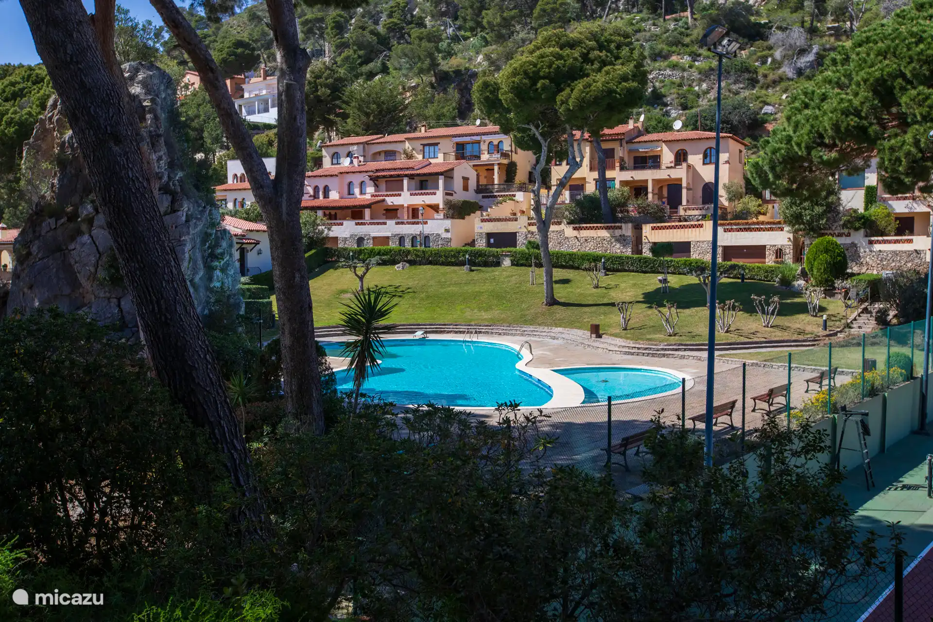 Gedeeld zwembad op steenworp afstand