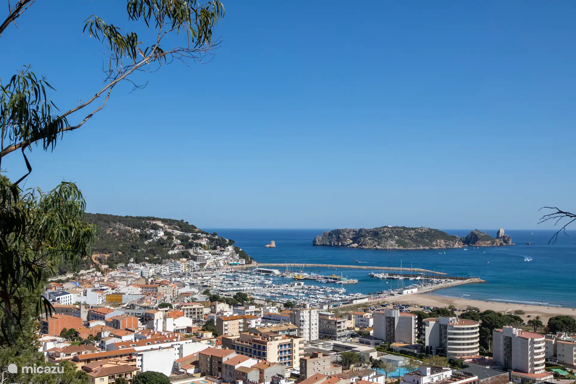 Uitzicht over L'Estartit en de Medes eilanden