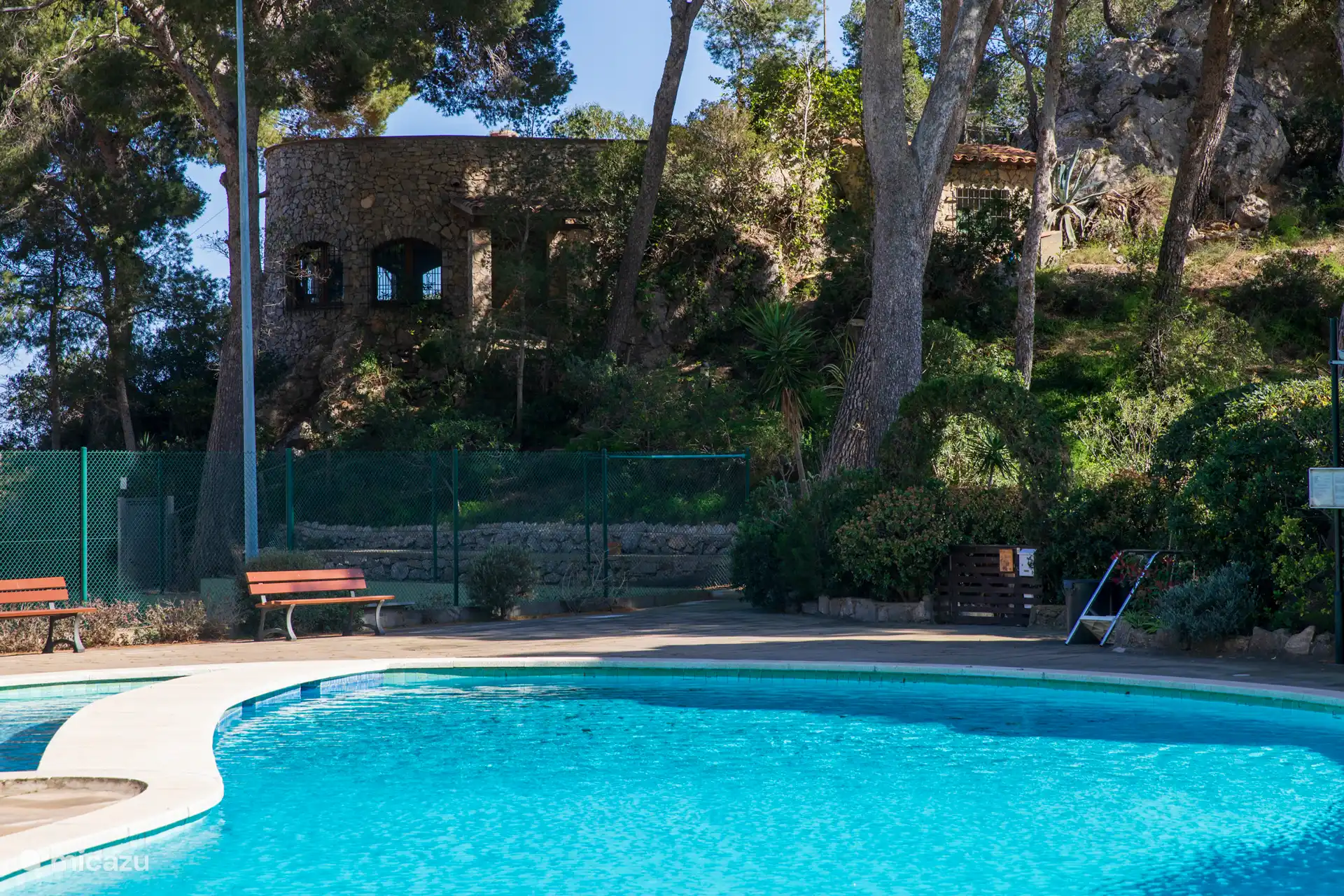 Gedeeld zwembad op steenworp afstand