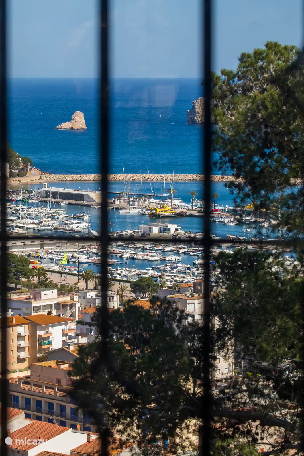 Uitzicht vanuit de woonkamer op de haven