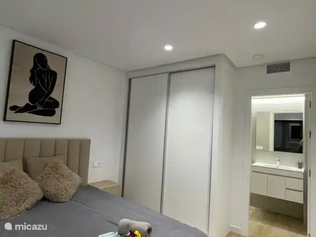 Penthouse de luxe à Torrevieja | Espagne, Costa Blanca, Alicante - penthouse La chambre principale sous un angle différent.