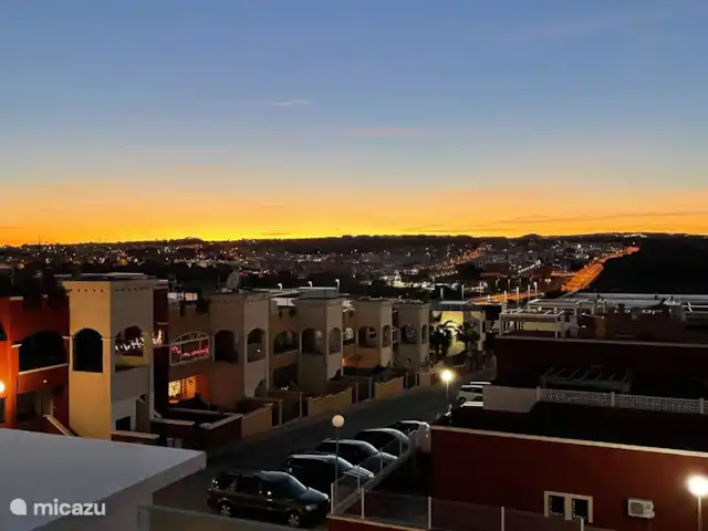 Penthouse de luxe à Torrevieja | Espagne, Costa Blanca, Alicante - penthouse Au coucher du soleil, il offre une vue apaisante, parfaite pour en profiter avec ses proches ou entre amis.