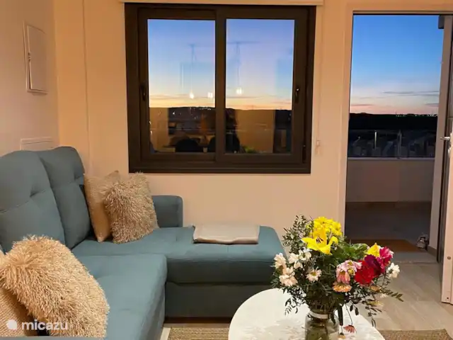 Penthouse de luxe à Torrevieja | Espagne, Costa Blanca, Alicante - penthouse Depuis le salon, vous avez une belle vue relaxante sur les environs. Le soir, vous pourrez profiter de couchers de soleil envoûtants, qui remplissent l’espace d’une lumière chaude et ajoutent une atmosphère supplémentaire.