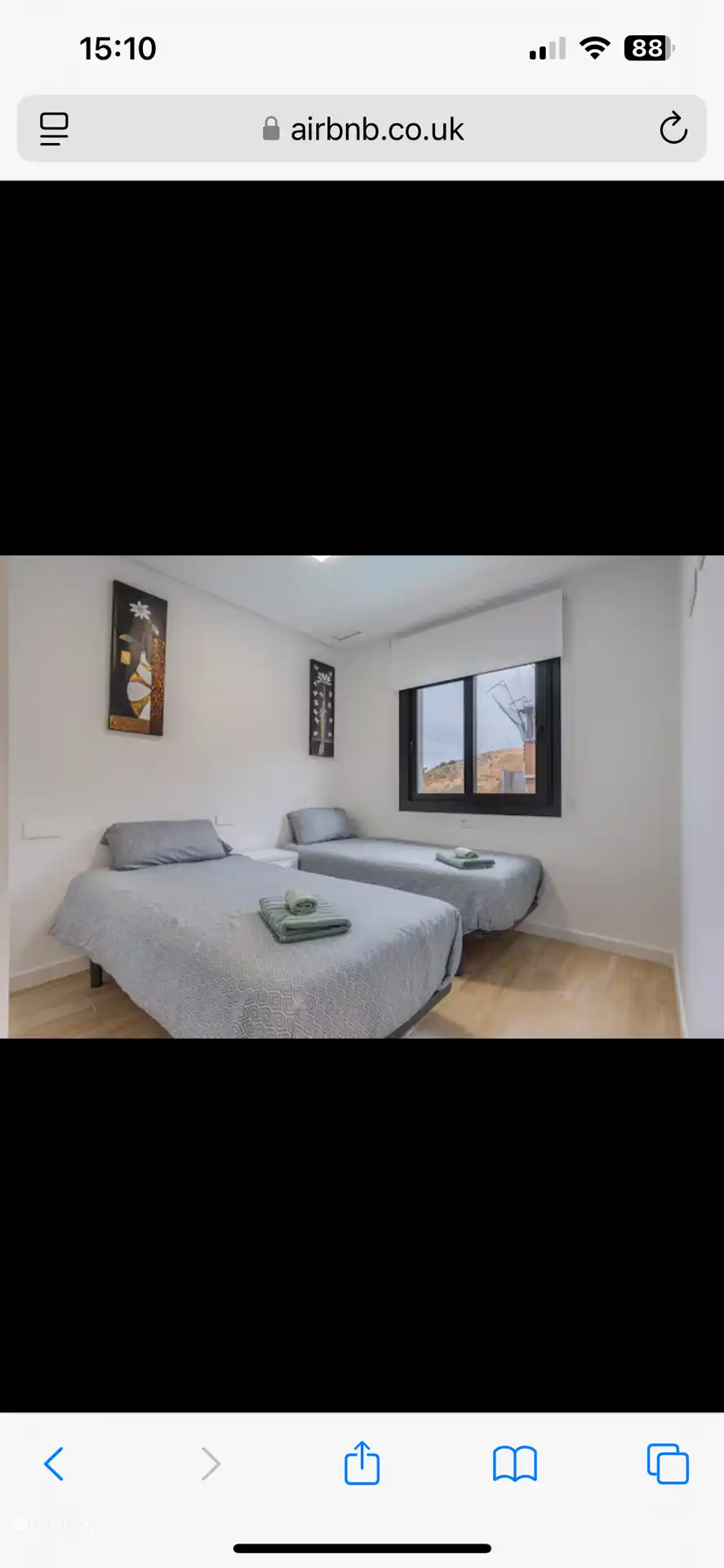 The second bedroom has two single beds, built-in wardrobes and offers a beautiful view of the pool. Ideal for children or extra guests, with plenty of space and comfort.