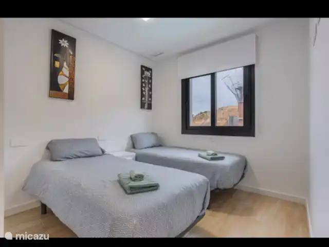 Penthouse de luxe à Torrevieja | Espagne, Costa Blanca, Alicante - penthouse La deuxième chambre dispose de deux lits simples, d’armoires encastrées et offre une belle vue sur la piscine. Idéal pour les enfants ou les personnes supplémentaires, avec beaucoup d’espace et de confort.