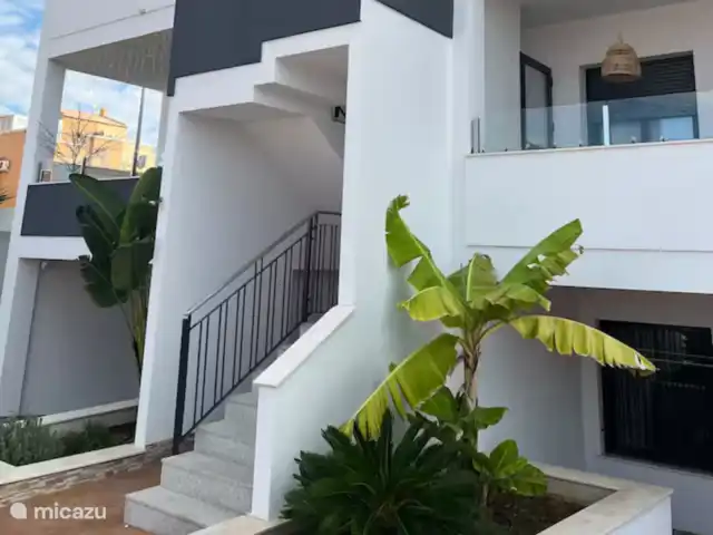 Penthouse de luxe à Torrevieja | Espagne, Costa Blanca, Alicante - penthouse Le logement se trouve au deuxième étage et a un bel extérieur bien entretenu.