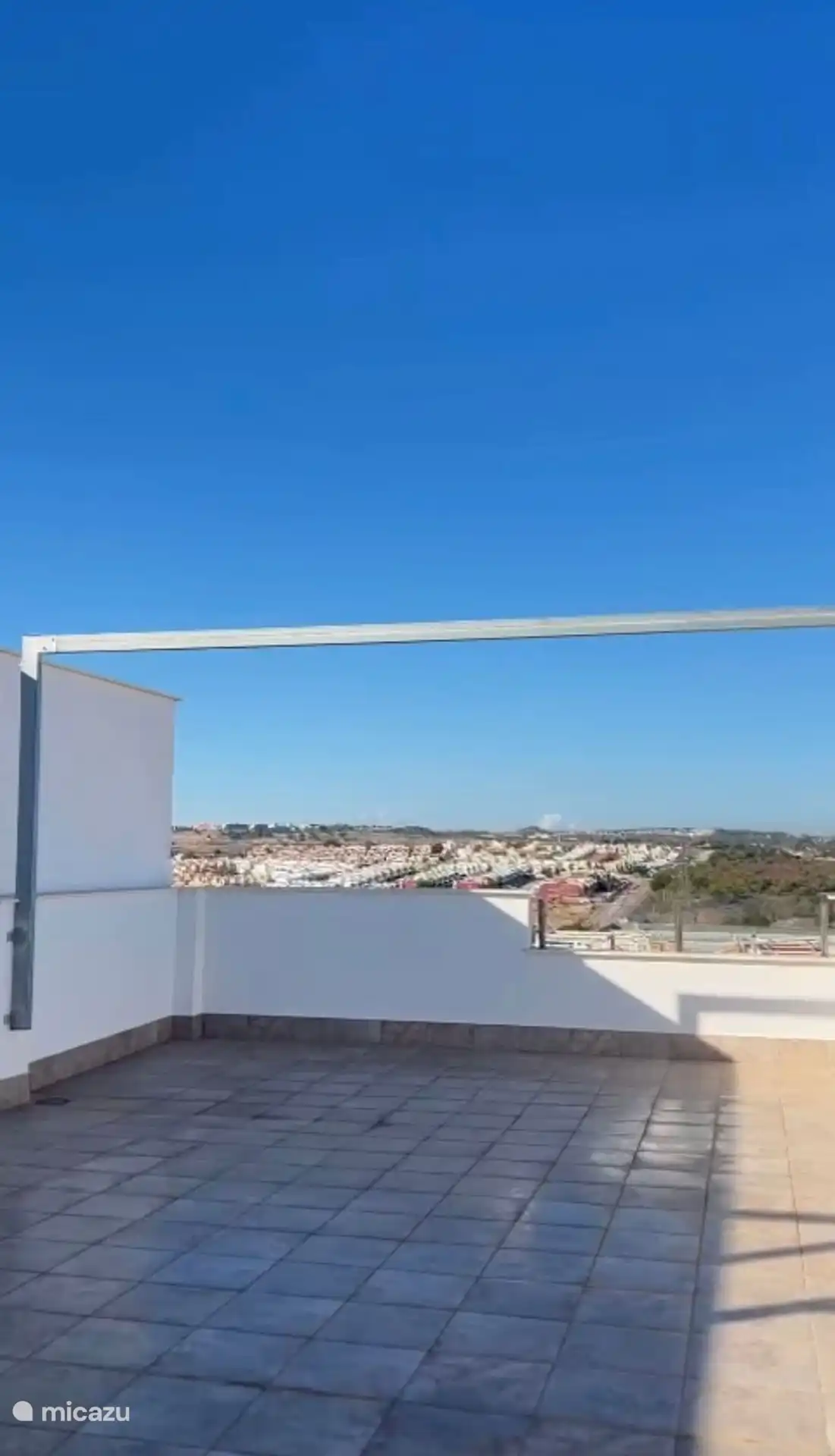 The large roof terrace has a shower, sunbeds, artificial grass, canopy and BBQ facilities. Enjoy a beautiful view of the city from here. (Old photo on delivery)