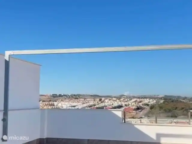 Penthouse de luxe à Torrevieja | Espagne, Costa Blanca, Alicante - penthouse La grande terrasse sur le toit dispose d’une douche, de chaises longues, de gazon artificiel, d’un auvent et d’un barbecue. Profitez d’une belle vue sur la ville d’ici. (Ancienne photo à la livraison)