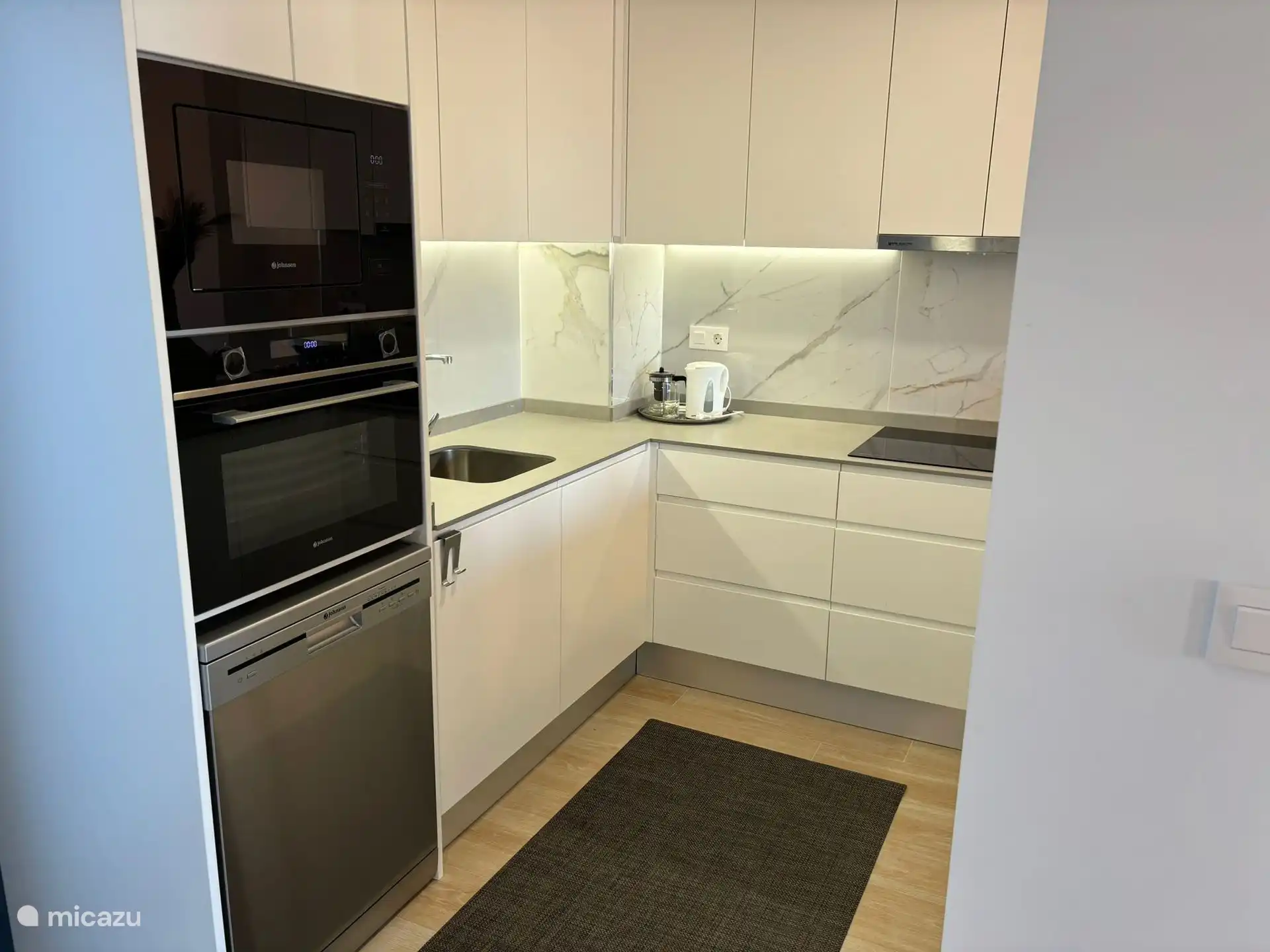 Sure! Here&#39;s a kitchen description of up to 250 characters:

---

Spacious kitchen with all necessities such as cutlery, pans, plates and glasses. Equipped with an oven, microwave and a large fridge.