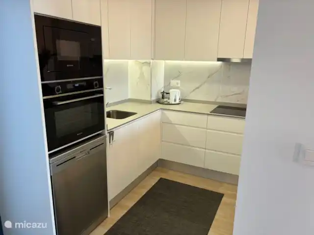 Penthouse de luxe à Torrevieja | Espagne, Costa Blanca, Alicante - penthouse Sûr! Voici une description de cuisine de 250 caractères maximum :
---
Cuisine spacieuse avec tout le nécessaire tel que couverts, casseroles, assiettes et verres. Equipé d’un four, d’un four micro-ondes et d’un grand réfrigérateur.
