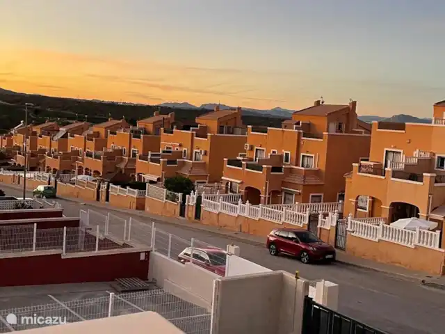 Penthouse de luxe à Torrevieja | Espagne, Costa Blanca, Alicante - penthouse À votre arrivée, vous verrez une belle rue et un beau quartier. Vous pouvez également vous y garer facilement en voiture. Un parking est gratuit et disponible à proximité de la propriété.