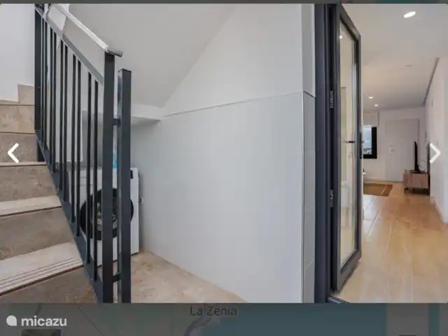 Penthouse de luxe à Torrevieja | Espagne, Costa Blanca, Alicante - penthouse Par les escaliers du hall, vous atteignez la grande terrasse ensoleillée sur le toit où vous pourrez profiter. Dans le hall lui-même, vous trouverez également une machine à laver pratique, idéale pour plus de commodité pendant votre séjour.