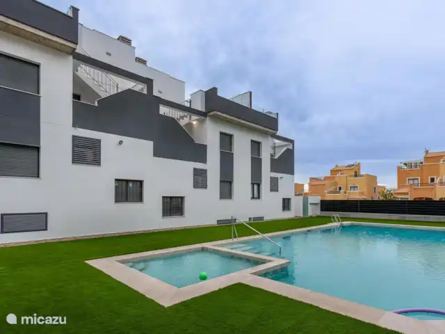 Penthouse de luxe à Torrevieja | Espagne, Costa Blanca, Alicante - penthouse Piscine soignée, grande et propre. Endroit idéal pour les familles pour se reposer au soleil. Il y a aussi une piscine pour enfants. Vous obtenez la clé de la piscine et pouvez l’utiliser 24h/24 et 7j/7.
