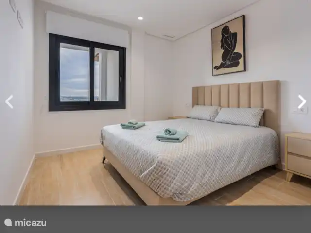 Penthouse de luxe à Torrevieja | Espagne, Costa Blanca, Alicante - penthouse Chambre des maîtres ! 
Beau grand lit avec grand placard pour vos affaires et vos vêtements. Vous pouvez marcher de cette pièce à la salle de bain
