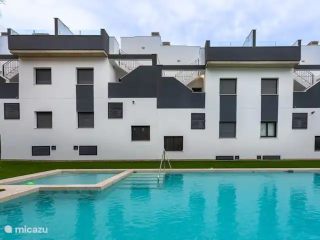 Penthouse de luxe à Torrevieja | Espagne, Costa Blanca, Alicante - penthouse L’établissement dispose d’une piscine avec bassin séparé pour enfants, exclusivement accessible aux résidents et aux clients. Idéal pour se détendre ou s’amuser en famille dans un environnement calme et sûr