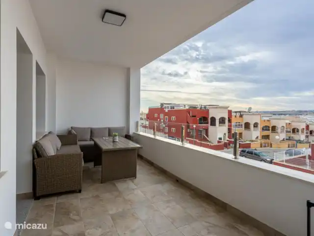 Penthouse de luxe à Torrevieja | Espagne, Costa Blanca, Alicante - penthouse Il s’agit de la terrasse. L’endroit idéal pour profiter de la tranquillité et de la vue en famille et entre amis. Vous pouvez y prendre le petit-déjeuner, le déjeuner ou le dîner par beau temps.