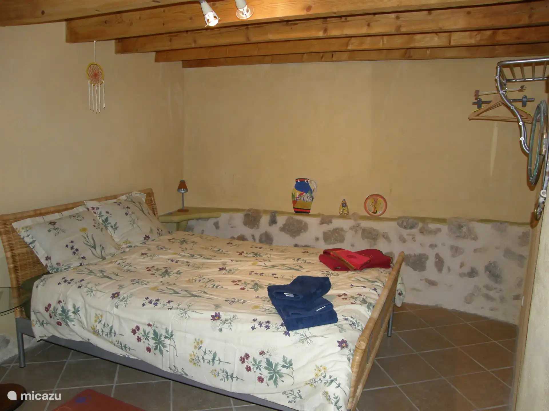 Schlafzimmer, erster Stock mit alter Stadtmauer auf der Rückseite