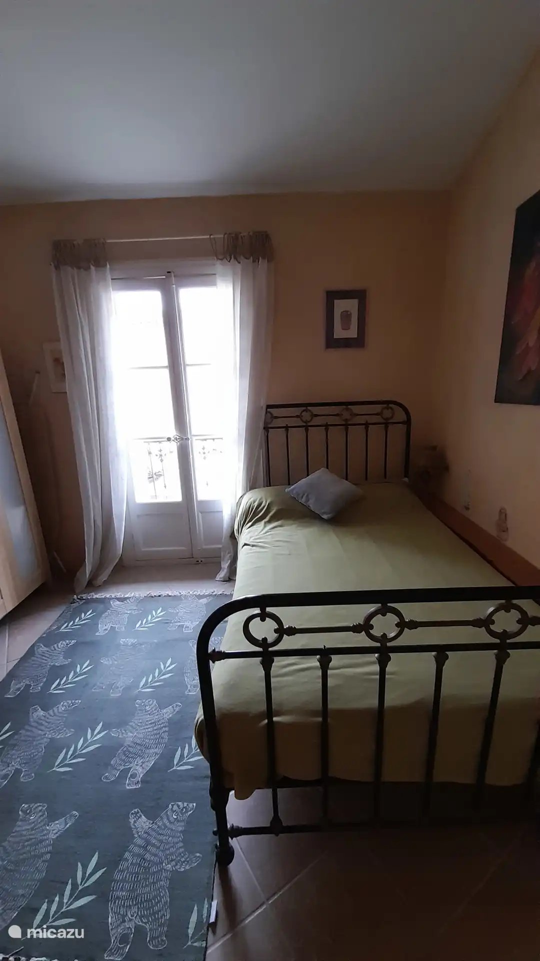 Kleines Doppelbett im vorderen Schlafzimmer, erster Stock