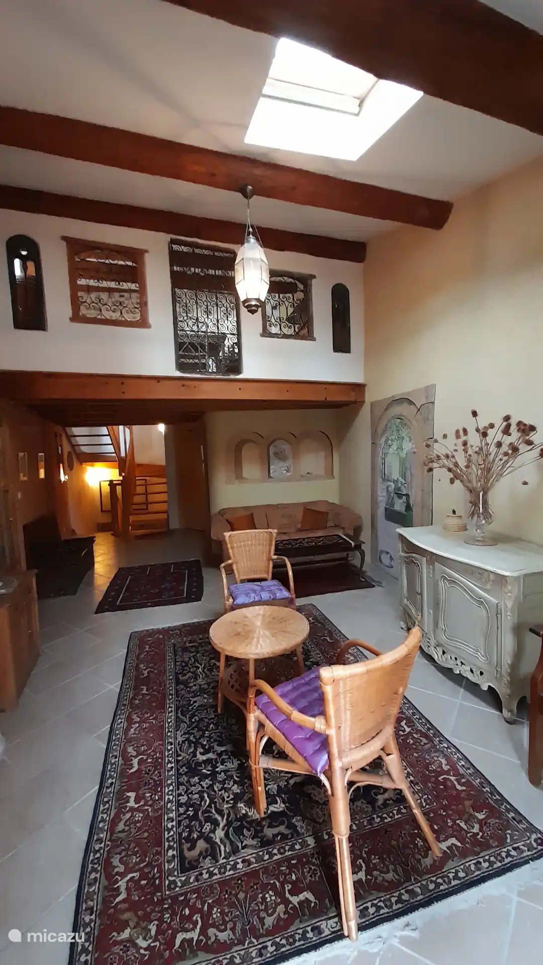 Wohnzimmer im ersten Stock mit Blick auf die Treppe