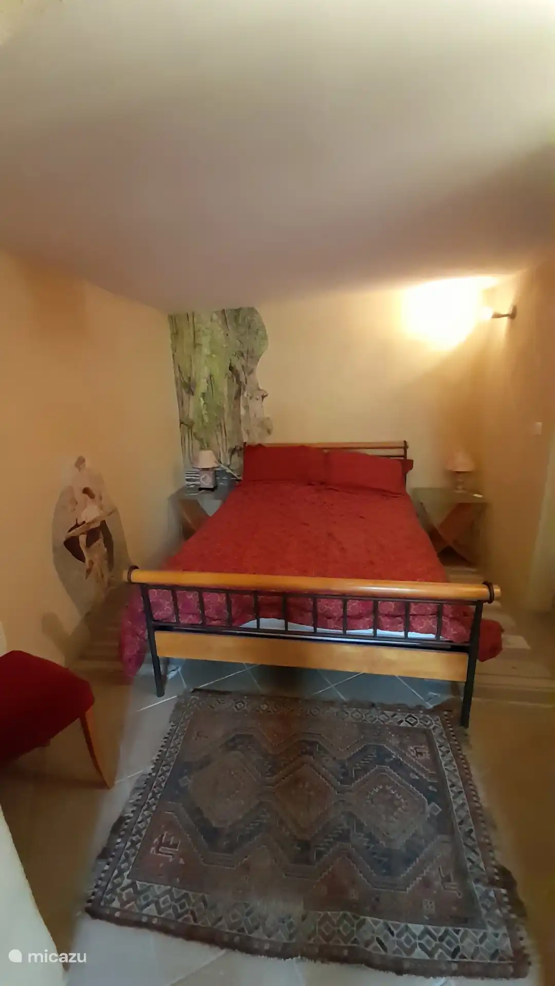 Schlafzimmer im ersten Stock, Fresko eines Jungen auf dem Fahrrad mit seiner Umgebung hinter dem Bett