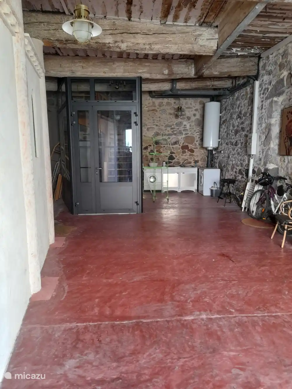 Garage mit Zugang zur Wohnung und Wäscherei