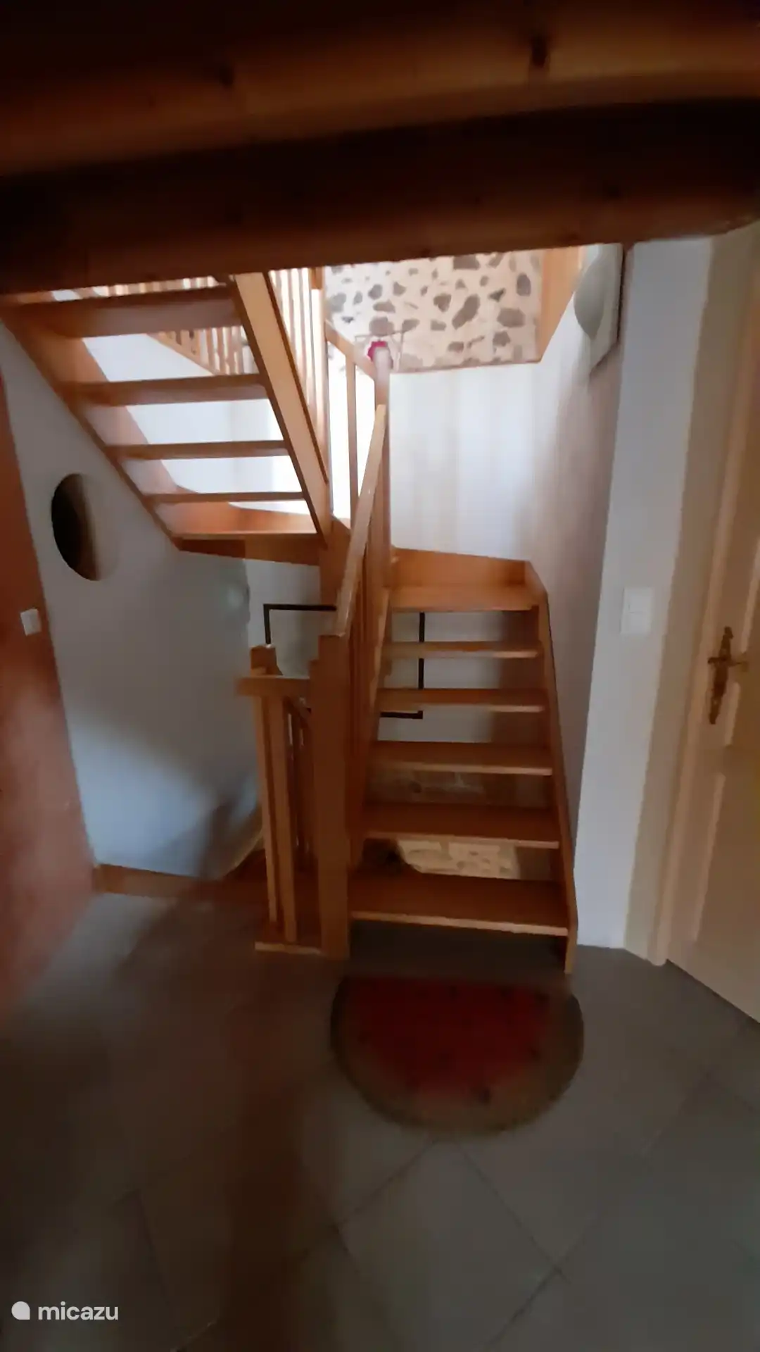 Treppe vom ersten Stock aus gesehen