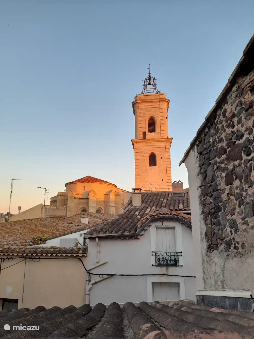 Blick von der Dachterrasse der Kirche mit offenem Kirchturm für mittlere Winde