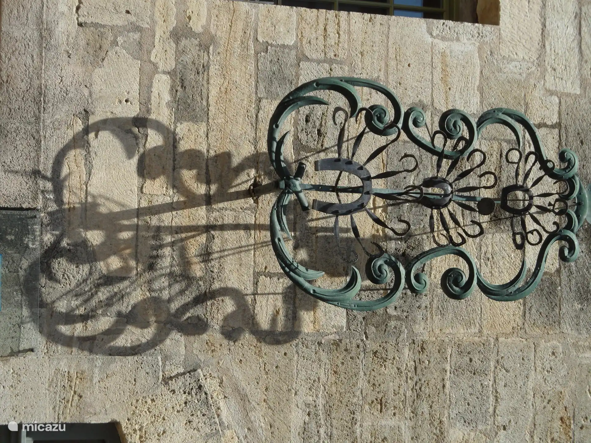 Architektonisches Detail in Molières Stadt Pézenas aus dem 18. Jahrhundert 