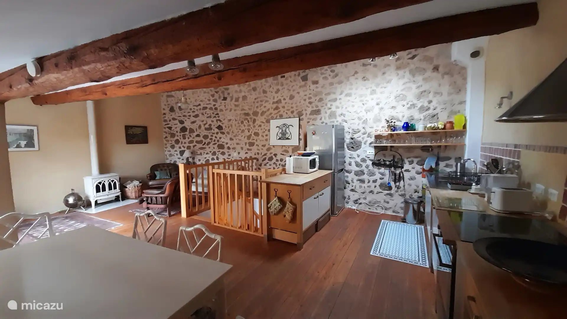 Küchenbereich und Wohnzimmer im Zwischengeschoss, das von der Treppe kommt