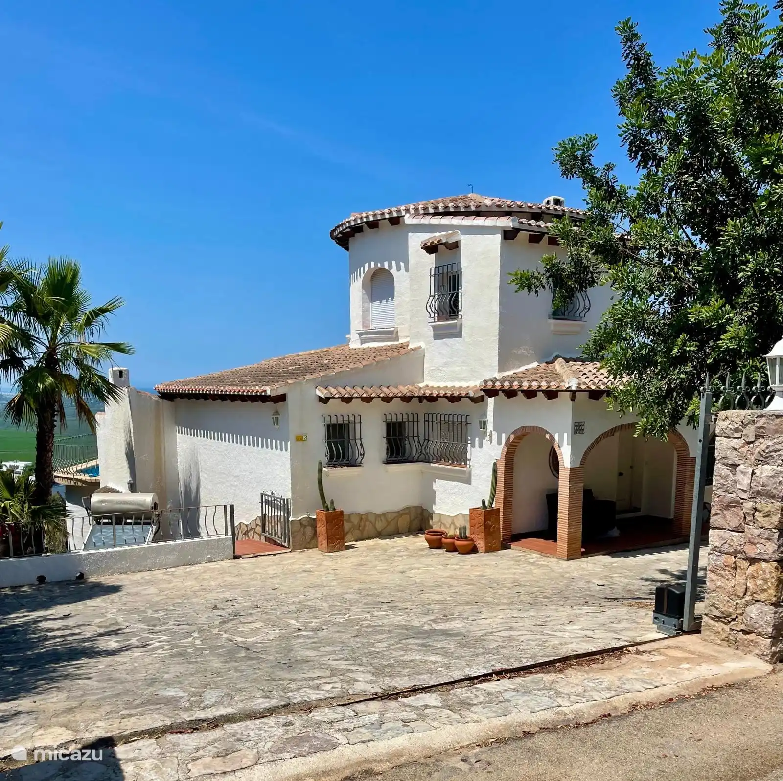 Große Einfahrt mit privaten Parkplätzen