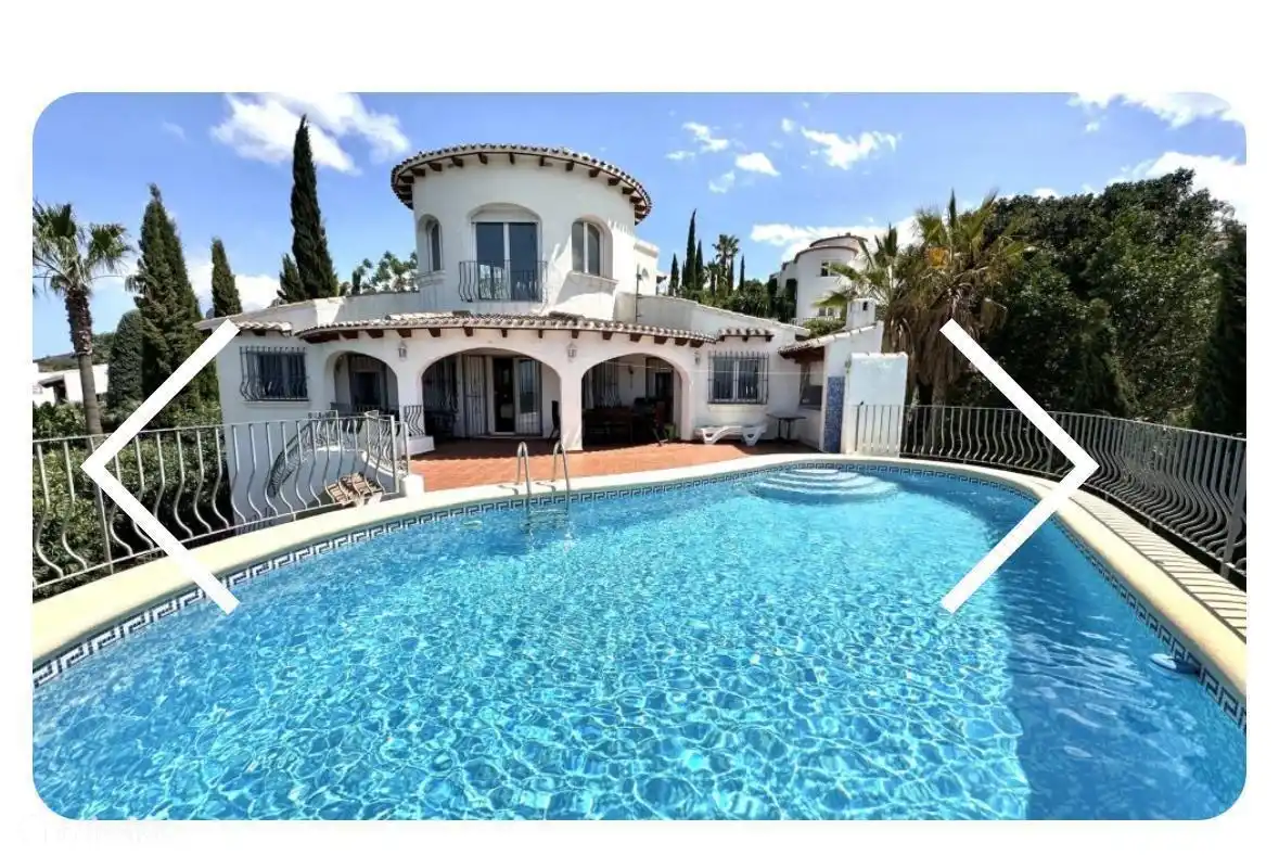 Das Haus verfügt über eine schöne Terrasse mit Veranda, Poolseite mit Meer- und Bergblick. Sie blicken über das wunderschöne Naturschutzgebiet Parc natural de la Marjal de Pego Oliva.