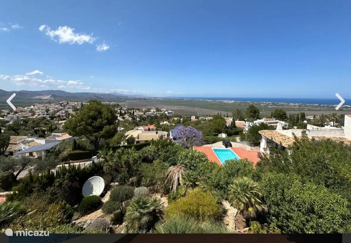 Umgeben von grünen Gärten und schöner Aussicht.