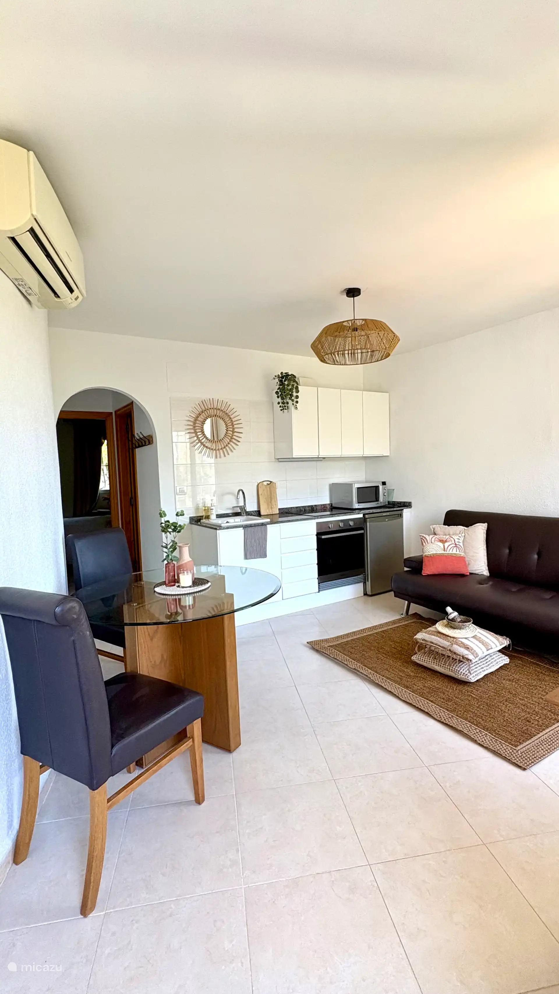 Unter dem Haus befindet sich eine luxuriöse 4-Personen-Wohnung mit Meerblick, eigenem Eingang und Außenterrasse, Küche, Badezimmer, 1 Schlafzimmer mit Doppelbett und einem Schlafsofa im Wohnzimmer.