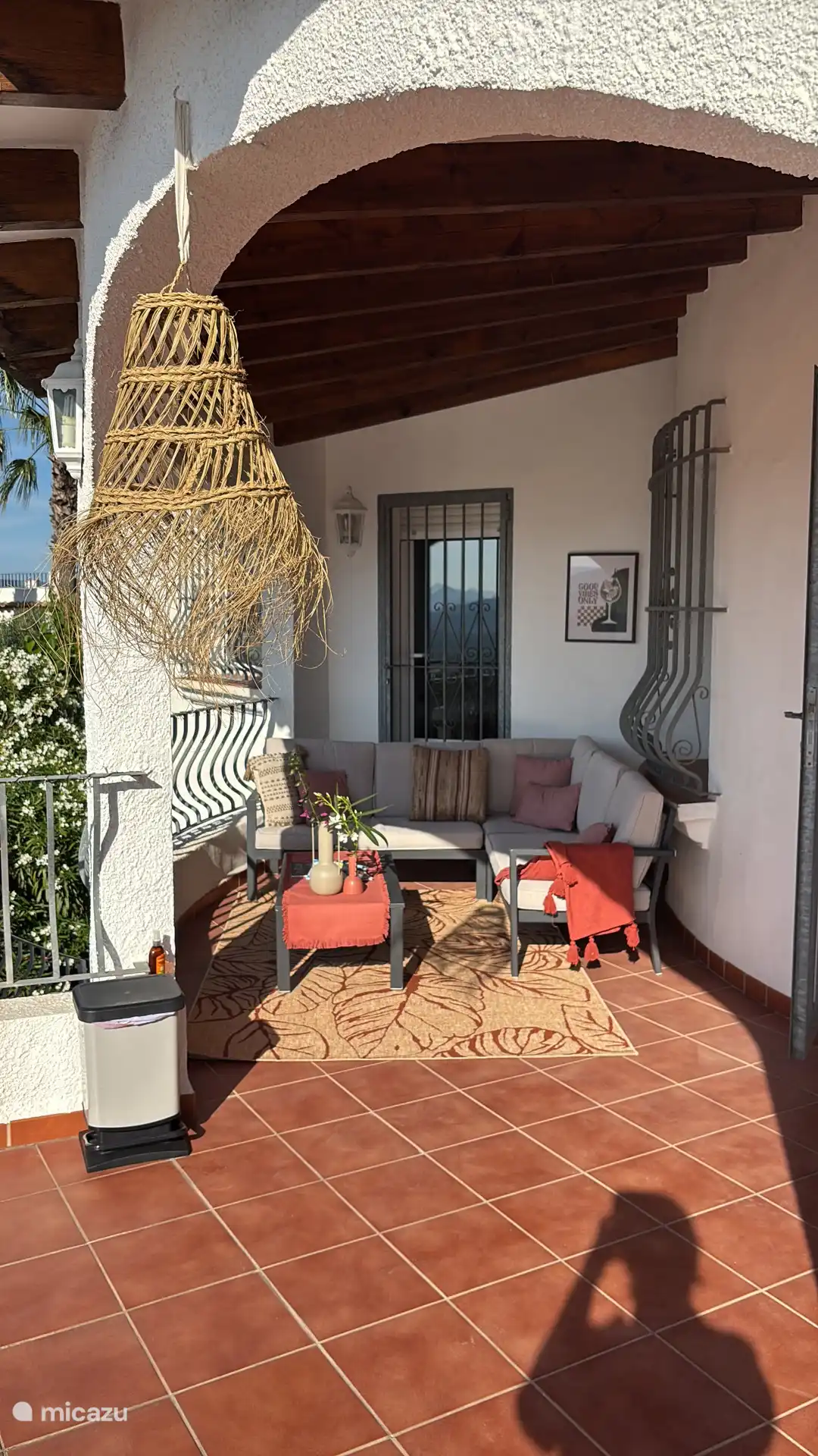 Luxuriöse Veranda mit schönem Lounge-Sofa 