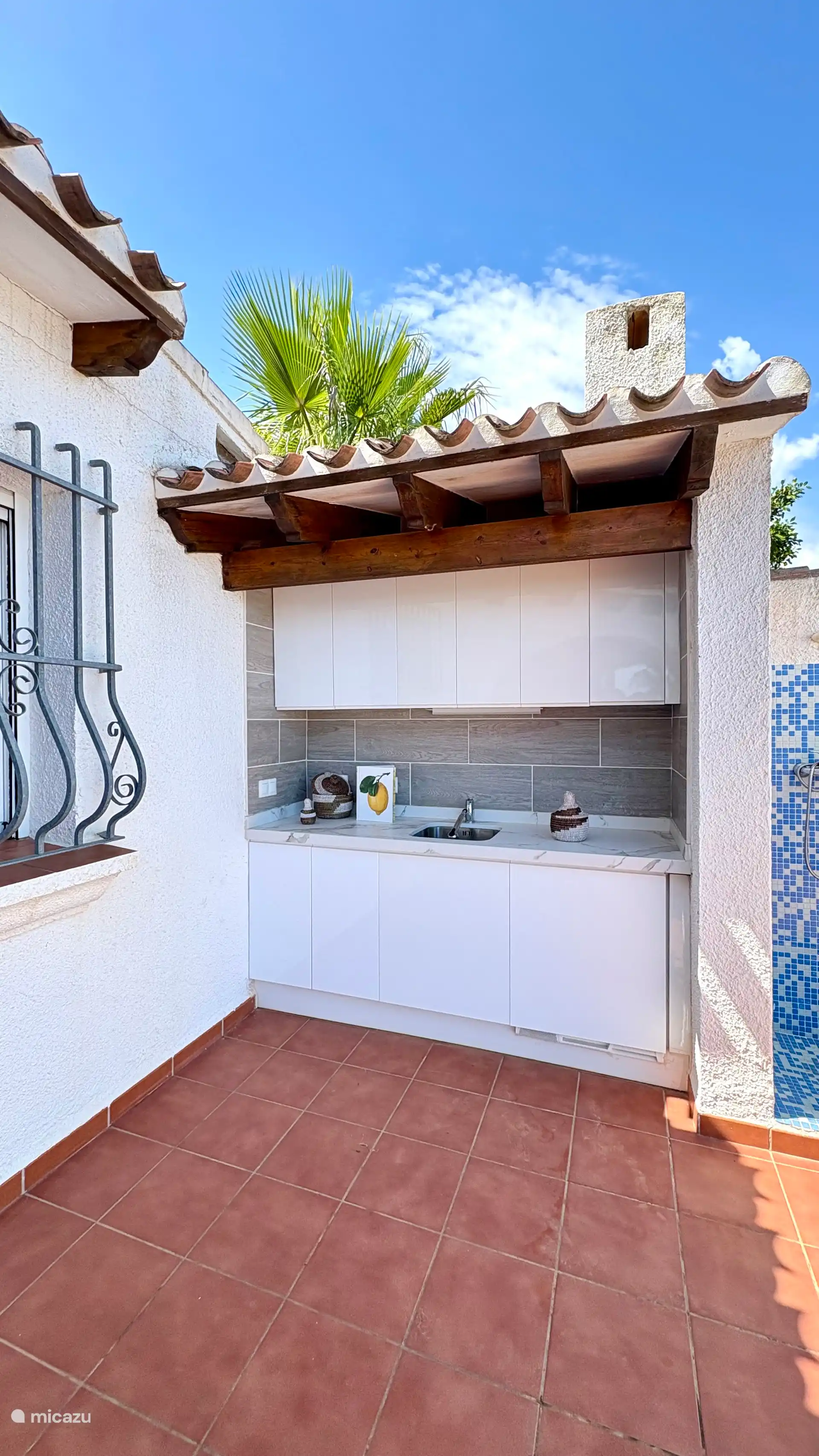 Kleine Außenküche auf der Terrasse am Pool.