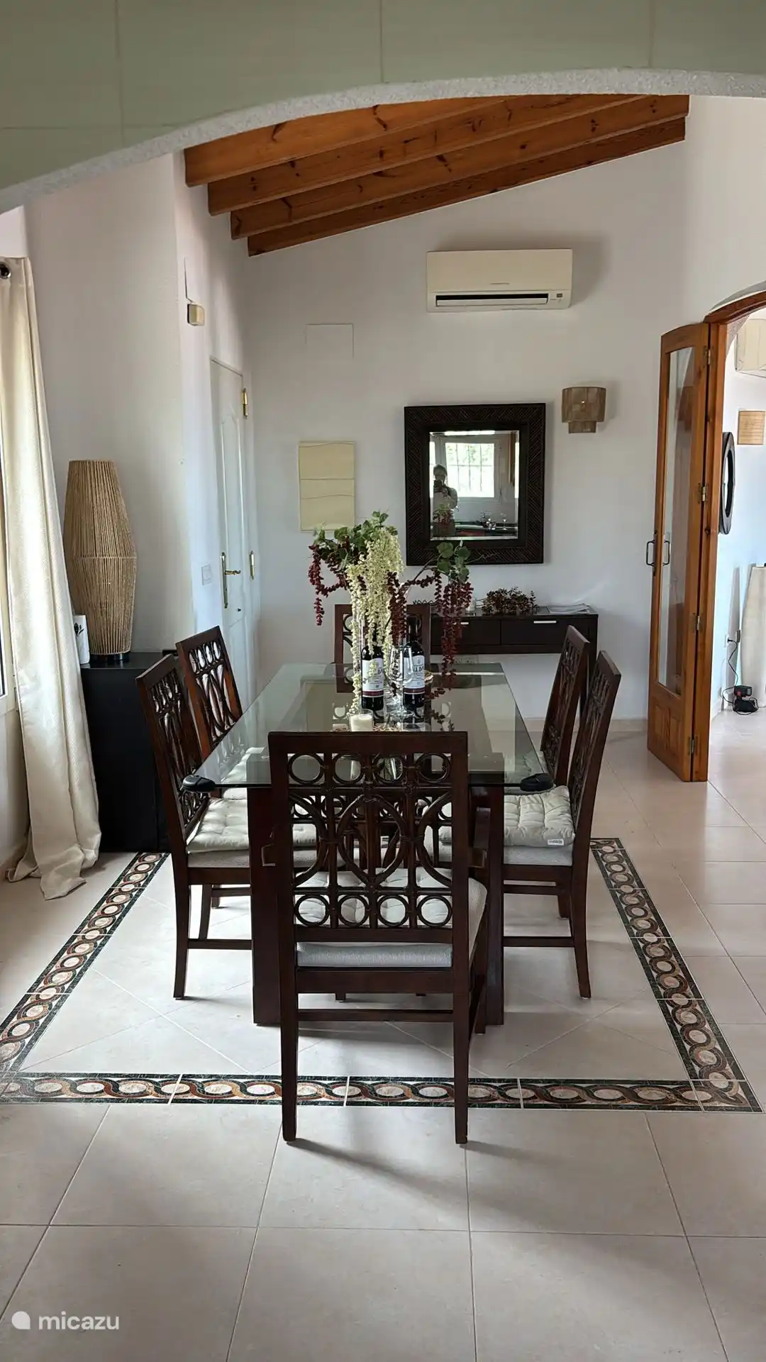 Stilvolle spanische Küche, ausgestattet mit Weinkühlschrank.