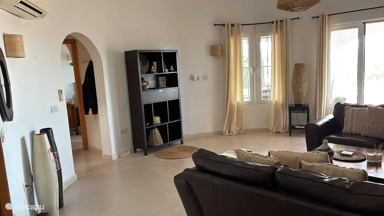 Stilvoll eingerichtetes Wohnzimmer mit Meerblick und Zugang zu Terrasse und Pool.