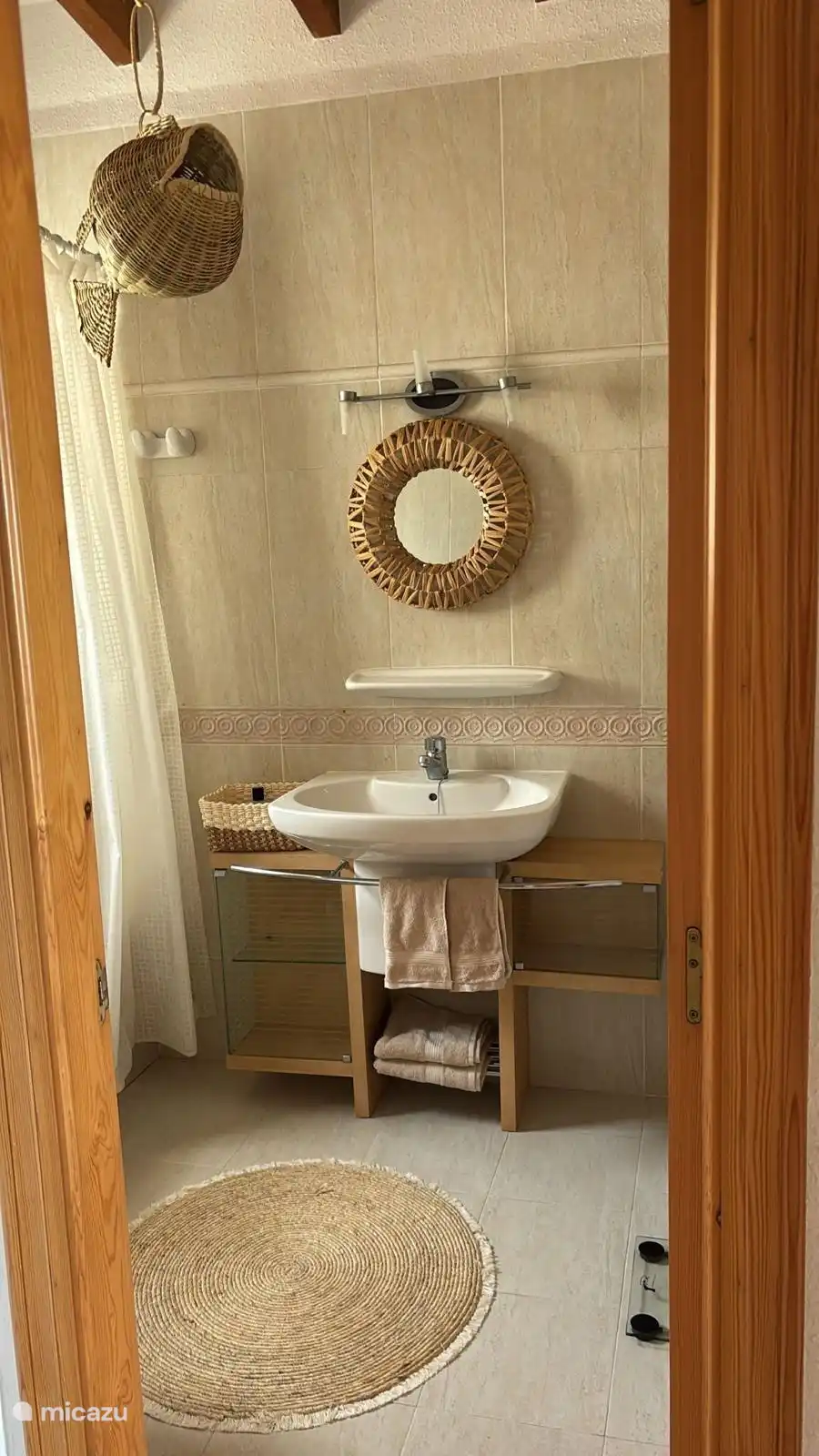 Schönes Badezimmer im spanischen Stil mit Badewanne und Dusche.