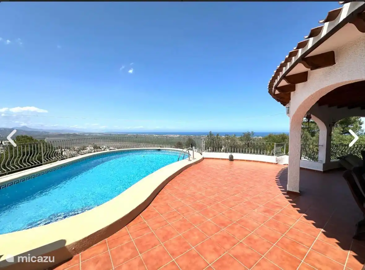 Schöner Pool, wo Sie die herrliche Aussicht bis zum Sonnenuntergang genießen können.